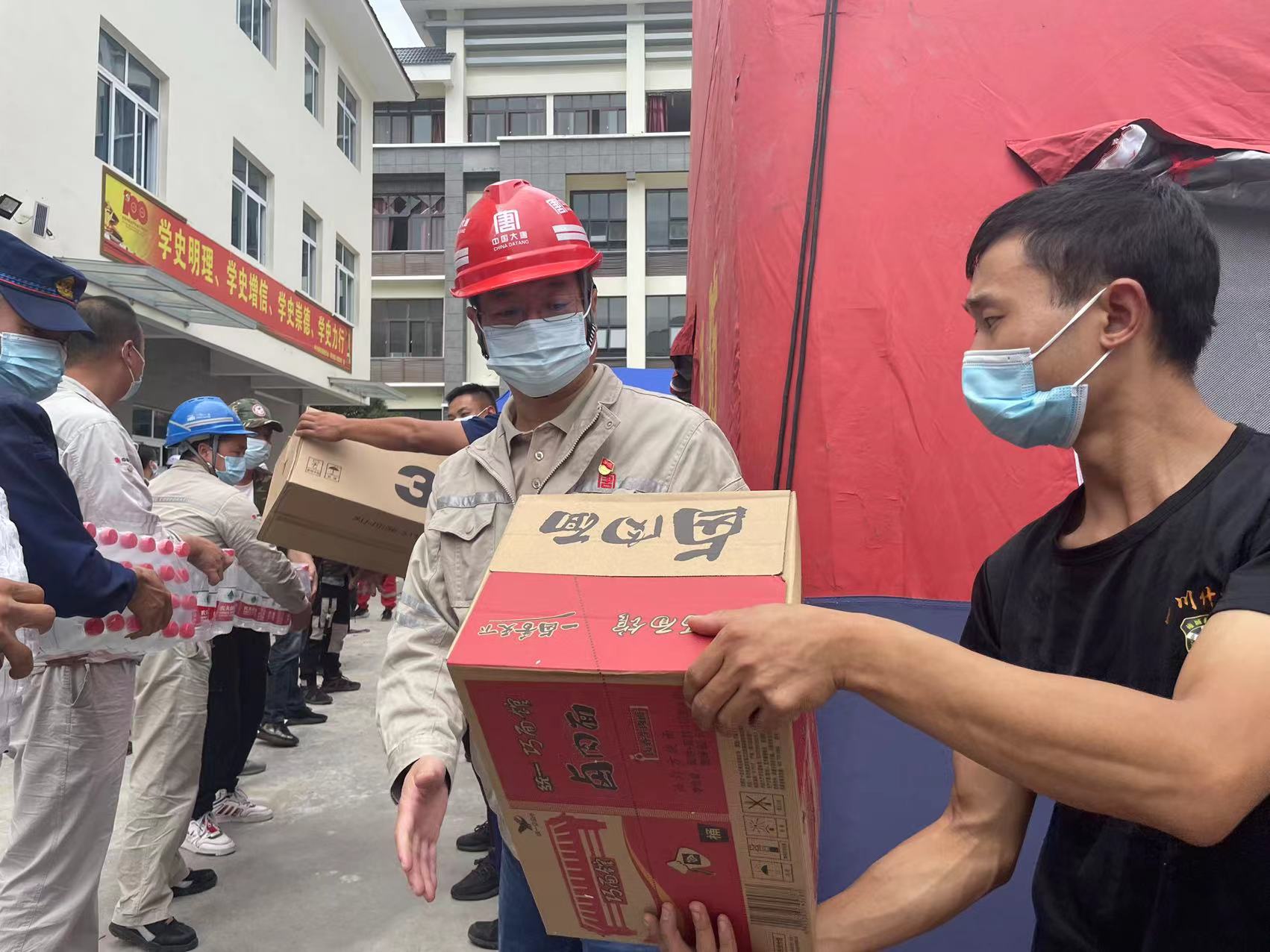 1663311613343093936.jpg 該公司第一批抗震救災(zāi)物資搬運(yùn).jpg