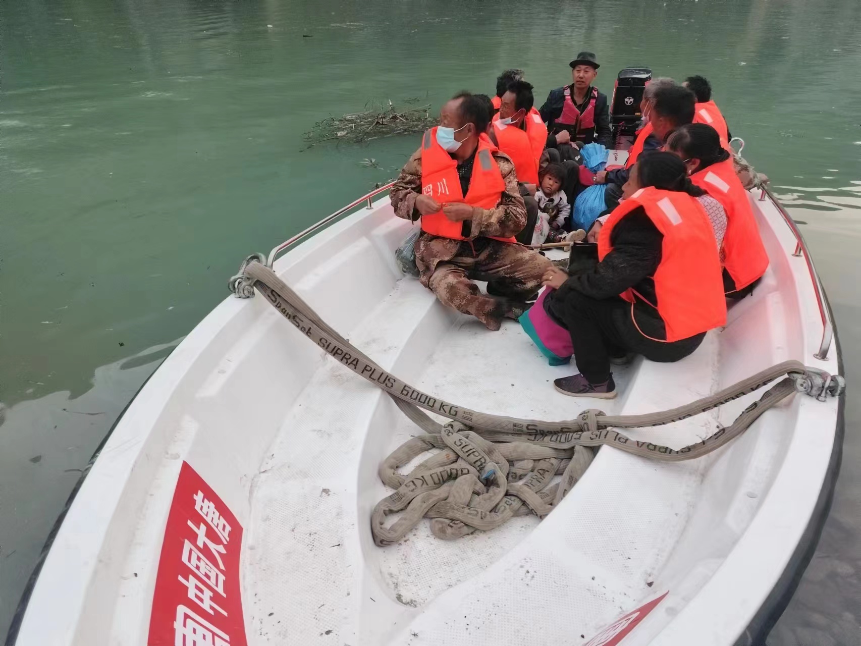 1663311638581085775.jpg 沖鋒舟運(yùn)送被困人員.jpg