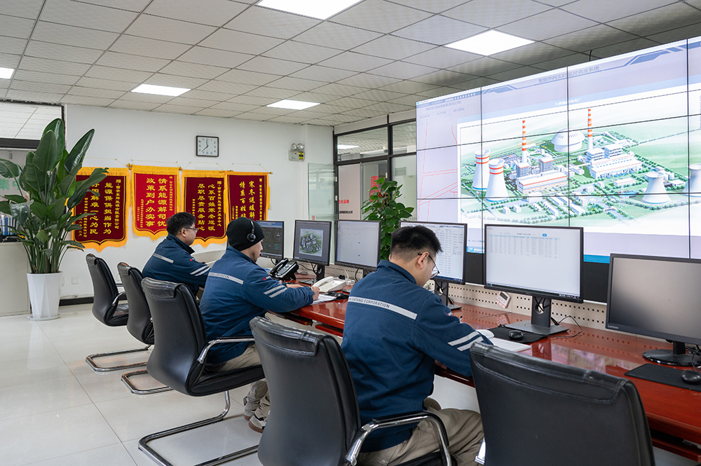 1708670470265006962.jpg 在供熱中心認(rèn)真監(jiān)盤.jpg