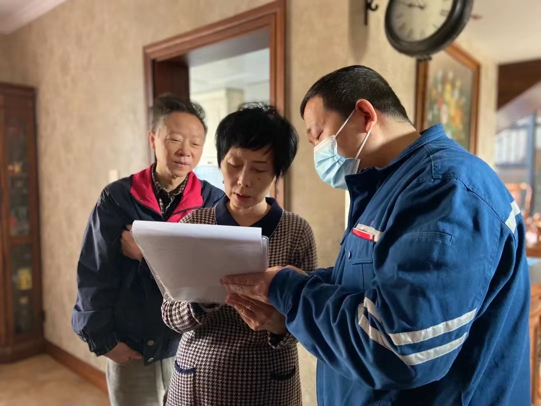 1708670523228062330.jpg 開(kāi)展入戶訪民工作.jpg